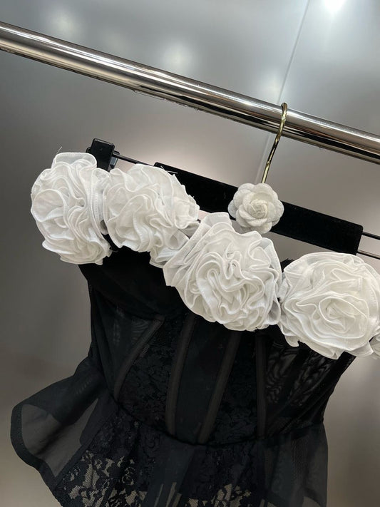 Summer 2023 Black And White Contrast Color Three-Dimensional Large Flower Decorative Fishbone Mesh Tight Waist French Strapless