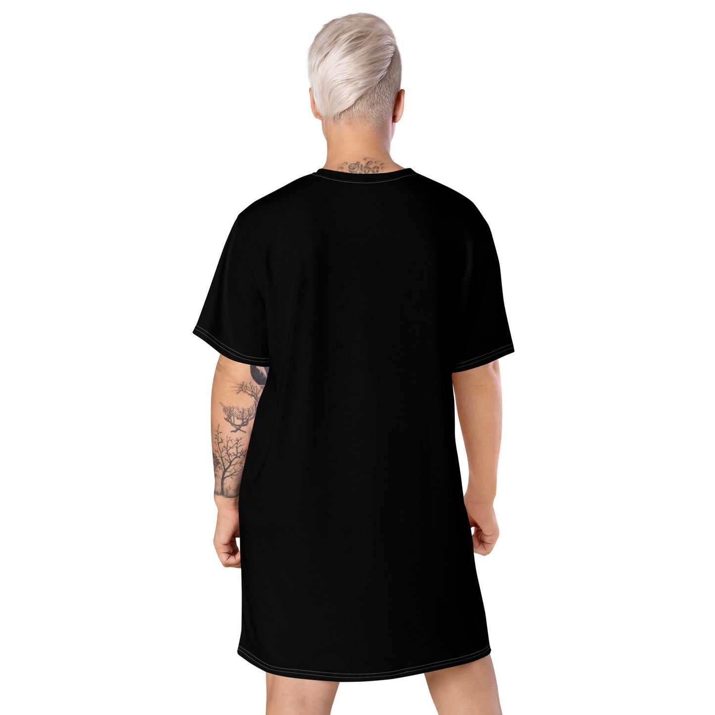 Person wearing a minimalist black oversized t-shirt with short sleeves, showcasing a tattoo sleeve on one arm—modern, stylish, and perfect for casual streetwear.