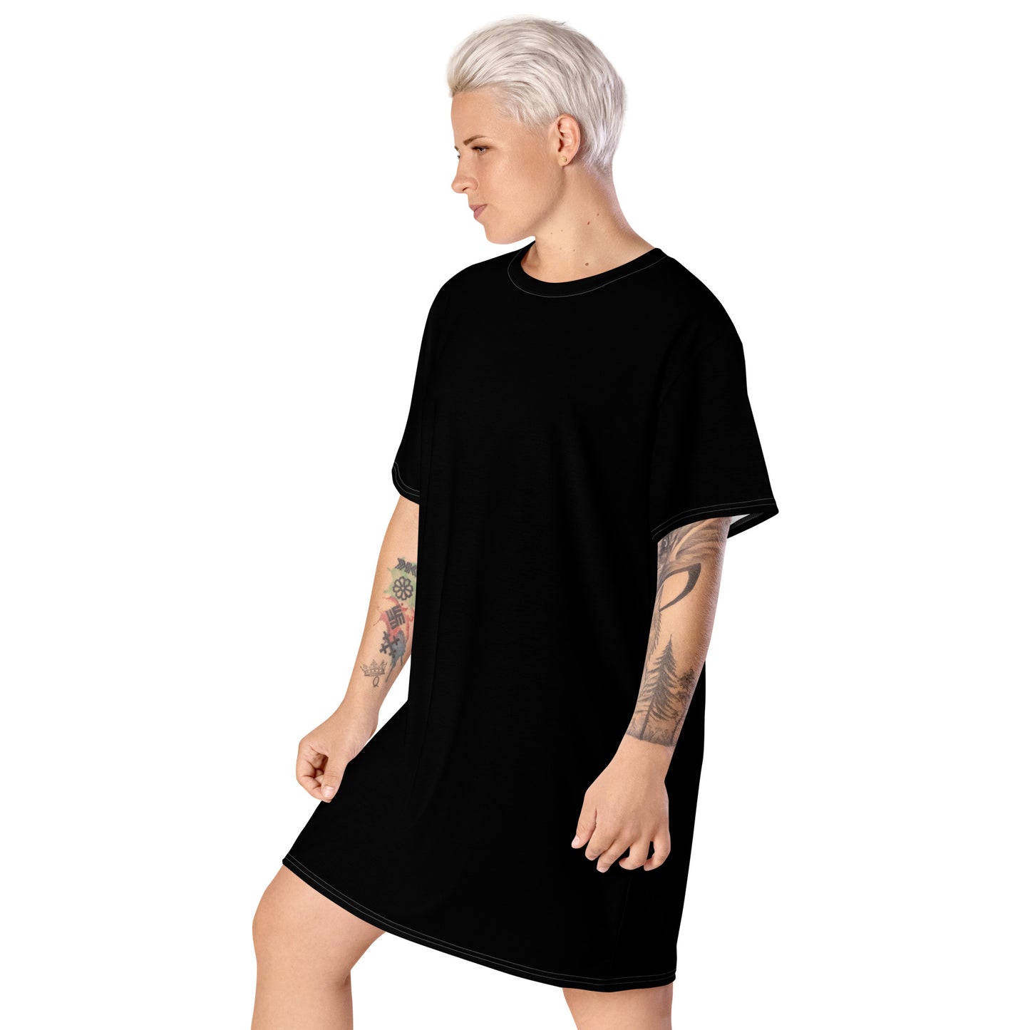 Person wearing a minimalist black oversized t-shirt with short sleeves, showcasing a tattoo sleeve on one arm—modern, stylish, and perfect for casual streetwear.