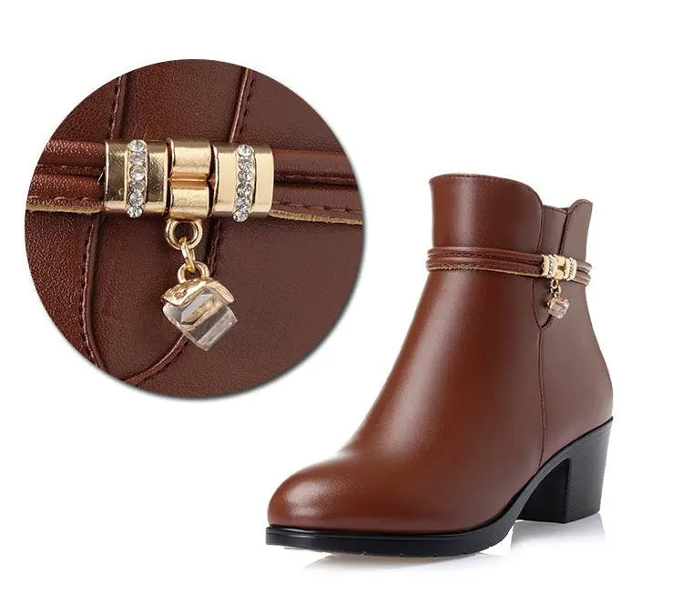 Brown ankle boots with a block heel, shown in a collage with close-up detail shots, a material swatch, and Chinese text overlays explaining features.