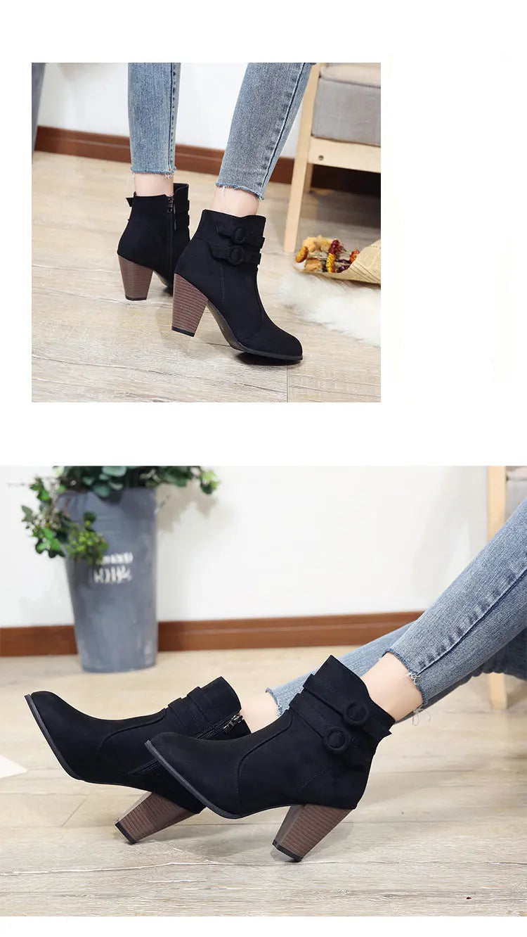 Black ankle boots with a ruffled lace detail on the side and a chunky brown block heel, shown worn with light-wash blue jeans in a home setting. The image is a two-panel collage with Chinese text on the right.