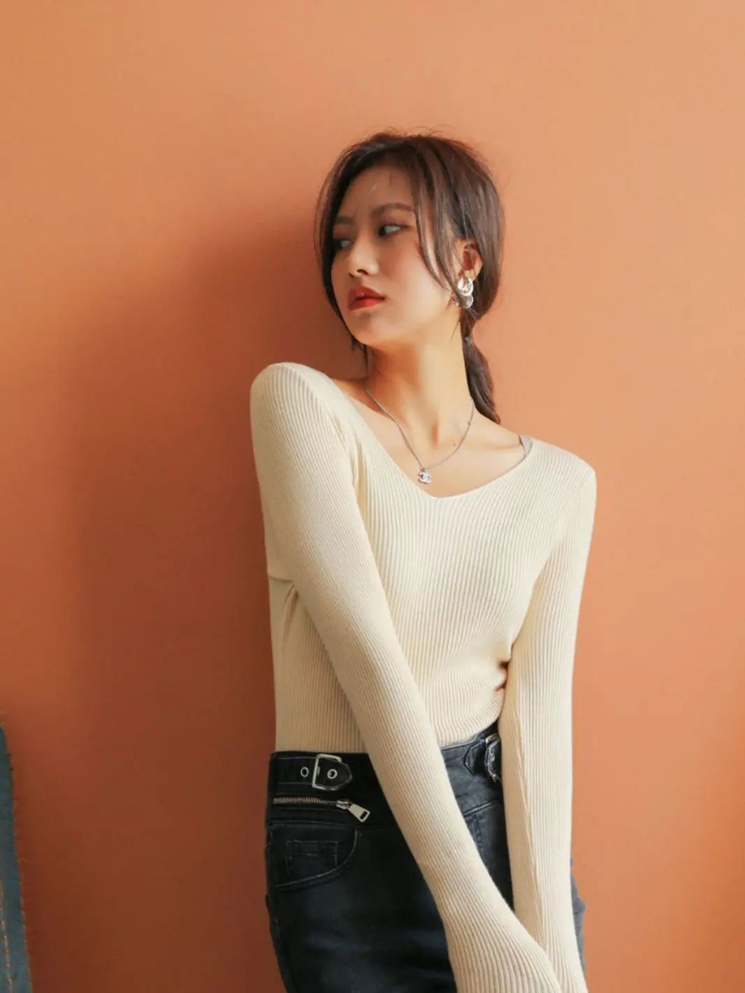 TikTok White V-neck Base Shirt Women's Spring, Autumn And Winter Korean Style Foreign Style Knitted Shirt All-match Slim-fit Women's Needle