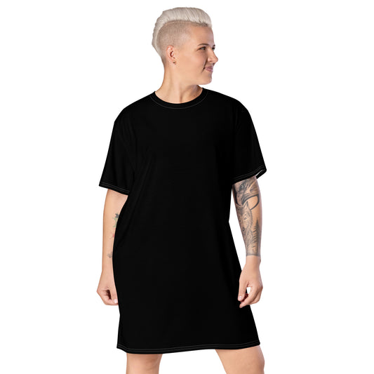 Person wearing a minimalist black oversized t-shirt with short sleeves, showcasing a tattoo sleeve on one arm—modern, stylish, and perfect for casual streetwear.
