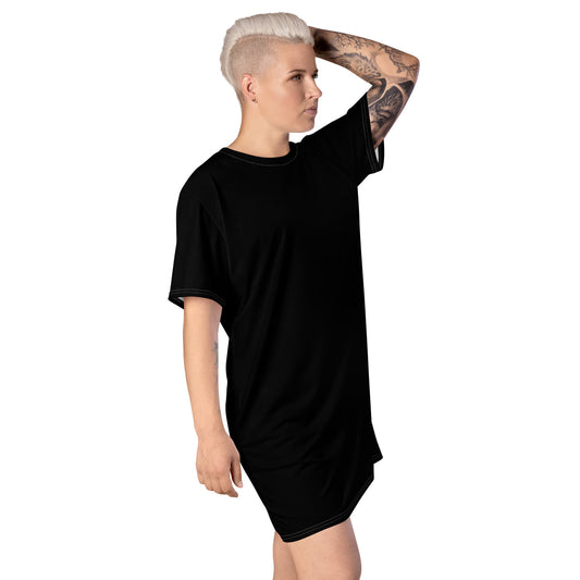 Person wearing a minimalist black oversized t-shirt with short sleeves, showcasing a tattoo sleeve on one arm—modern, stylish, and perfect for casual streetwear.